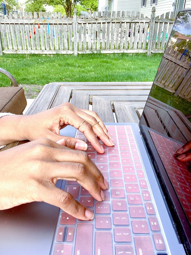 blogger blogging on apple computer